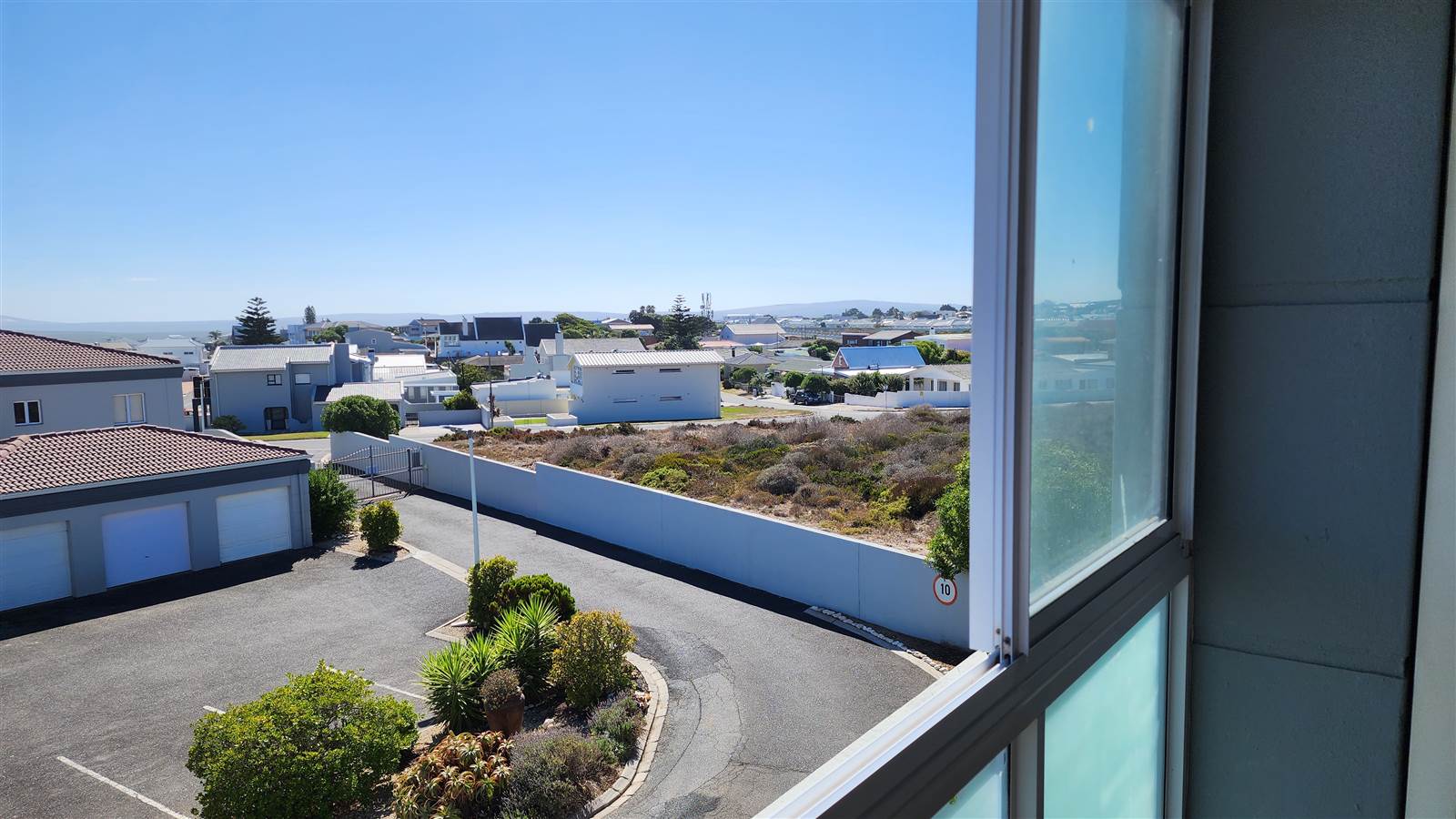 3 Bed Townhouse in Yzerfontein photo number 2