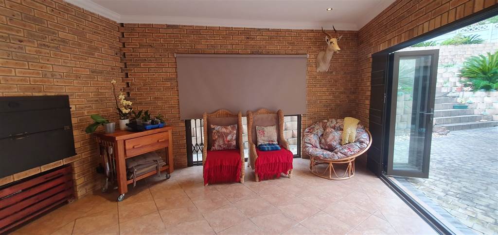 7 Bed House in Outeniqua Strand photo number 4
