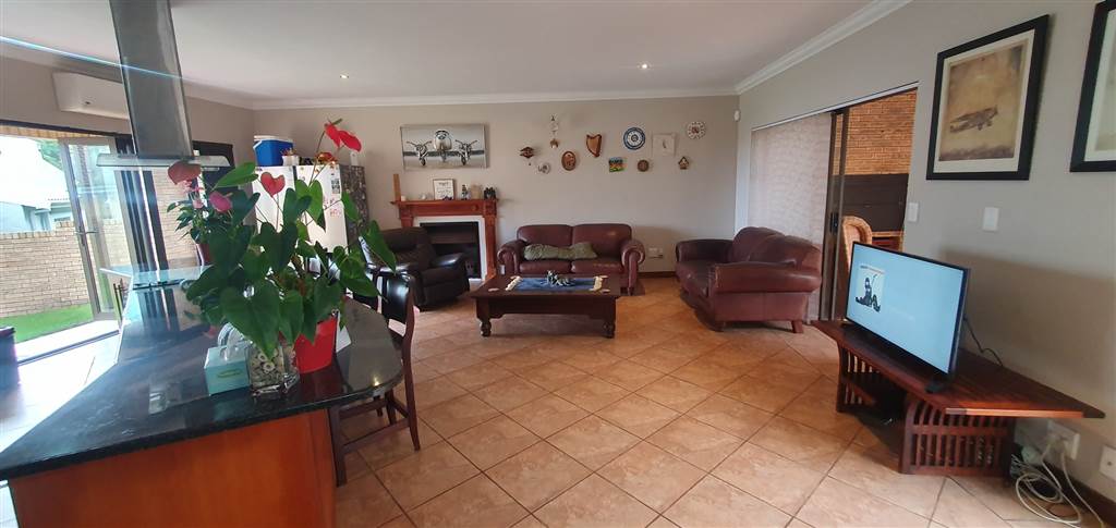 7 Bed House in Outeniqua Strand photo number 2