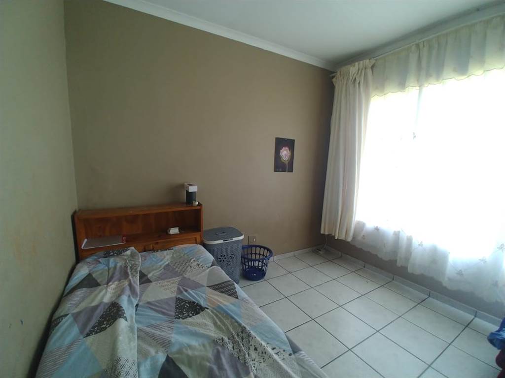 5 Bed House in Barry Hertzog Park photo number 26
