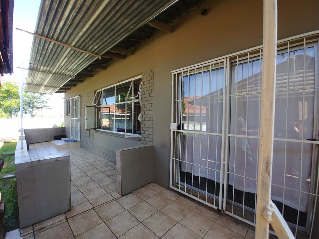 5 Bed House in Barry Hertzog Park photo number 21