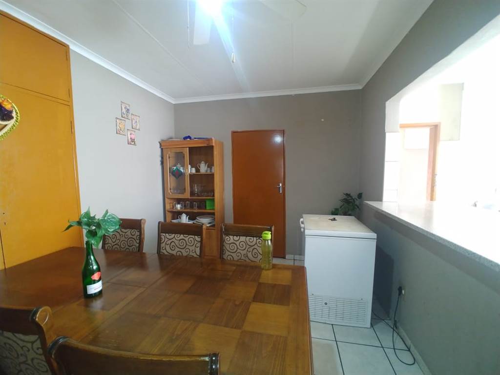 5 Bed House in Barry Hertzog Park photo number 15