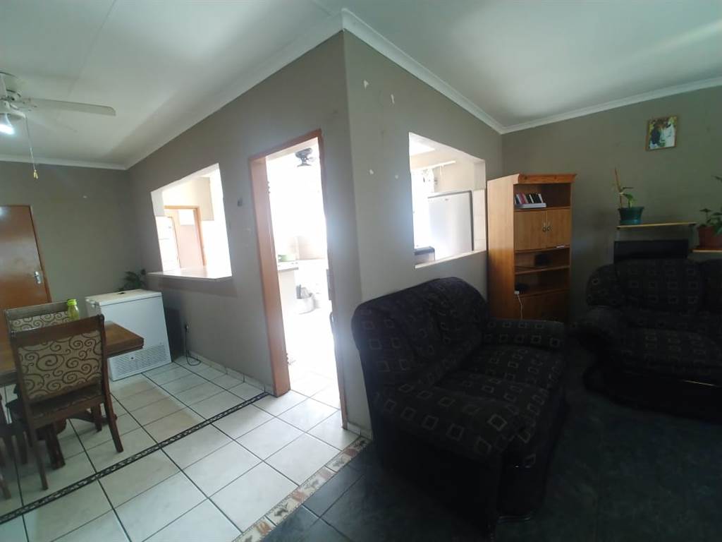 5 Bed House in Barry Hertzog Park photo number 23