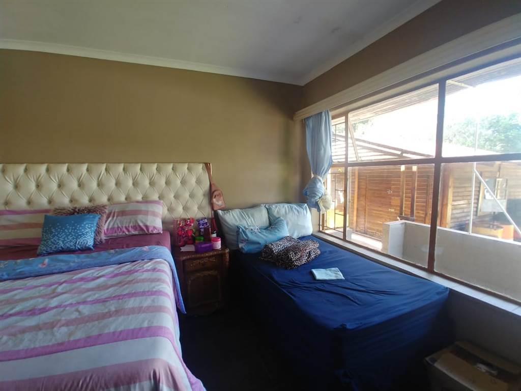 5 Bed House in Barry Hertzog Park photo number 28