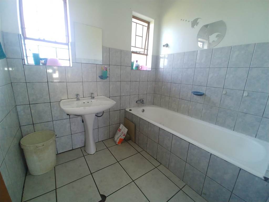 5 Bed House in Barry Hertzog Park photo number 19