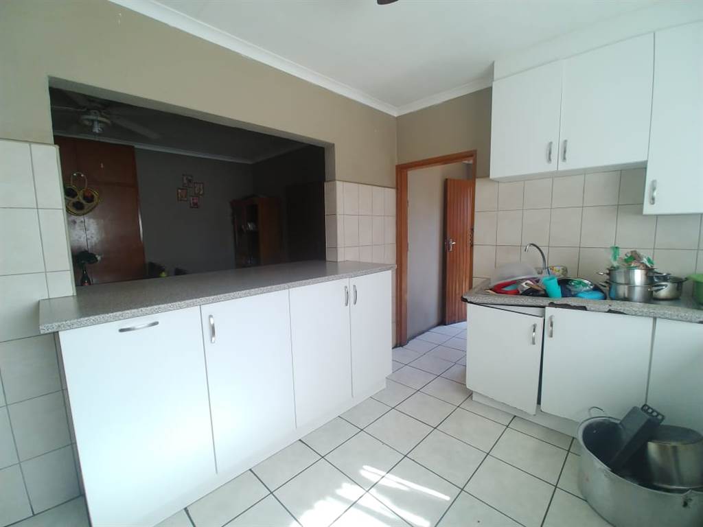 5 Bed House in Barry Hertzog Park photo number 25