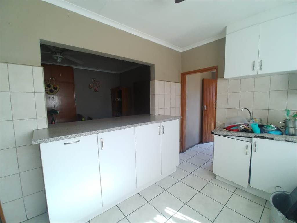 5 Bed House in Barry Hertzog Park photo number 12