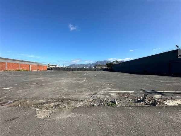 3 703  m² Industrial space