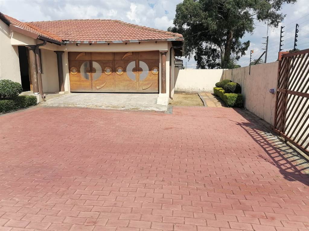 4 Bed House in Meredale photo number 29