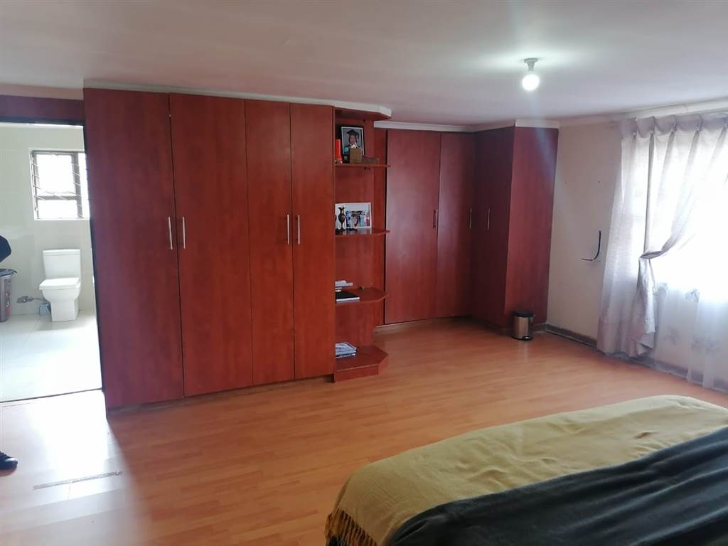 4 Bed House in Meredale photo number 16
