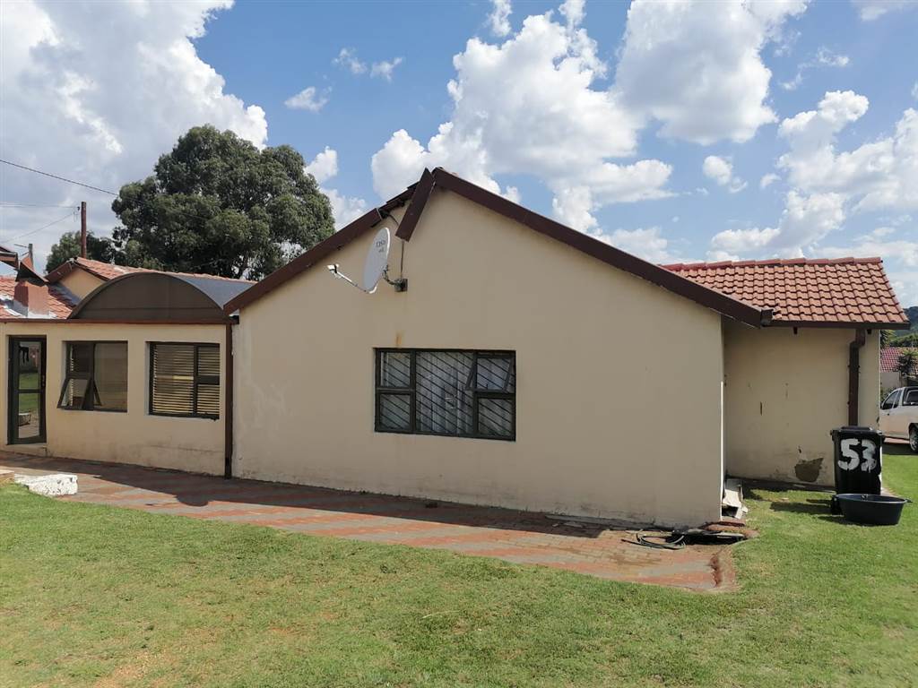 4 Bed House in Meredale photo number 28