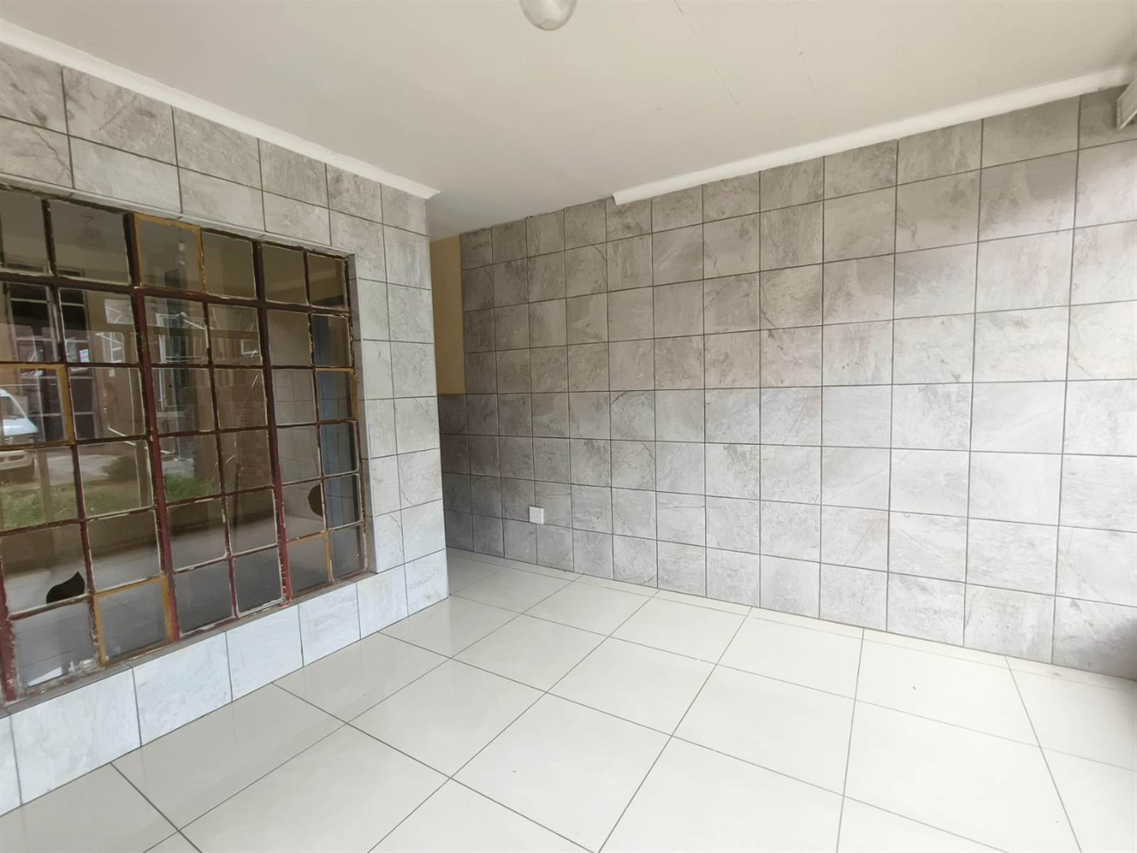 1 Bed Apartment in Germiston South photo number 2