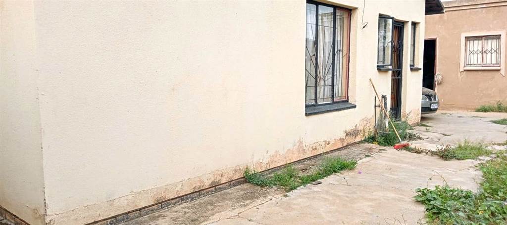 3 Bed House in Mamelodi East photo number 4