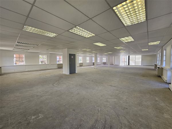 690  m² Commercial space