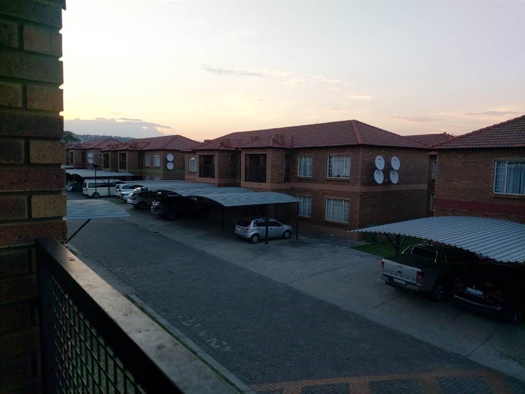 2 Bed House in Waterval East photo number 16
