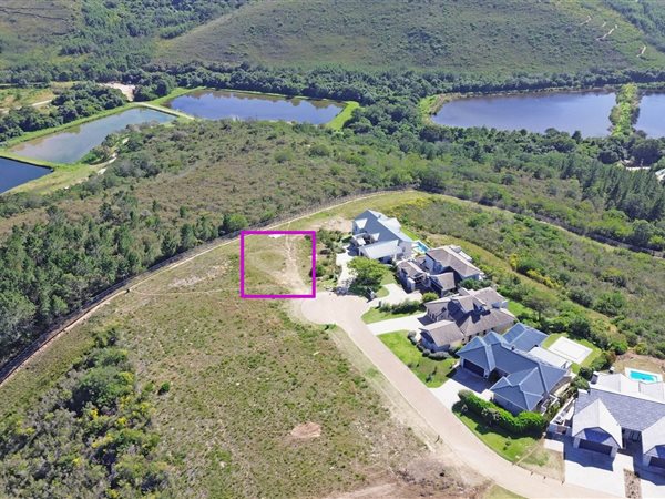 921 m² Land available in Baron View
