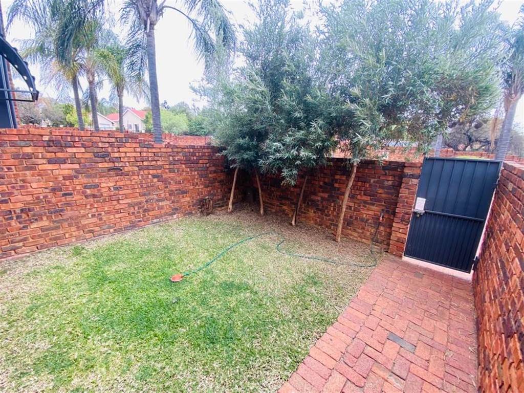 2 Bed Townhouse in Garsfontein photo number 13