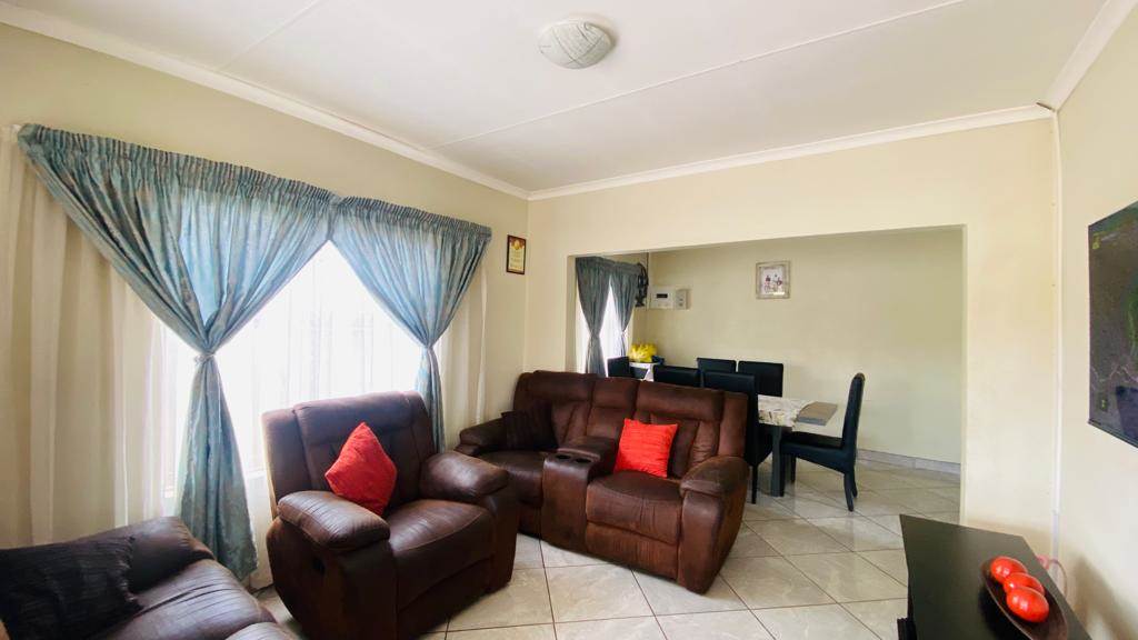 3 Bed House in Middelburg Central photo number 3