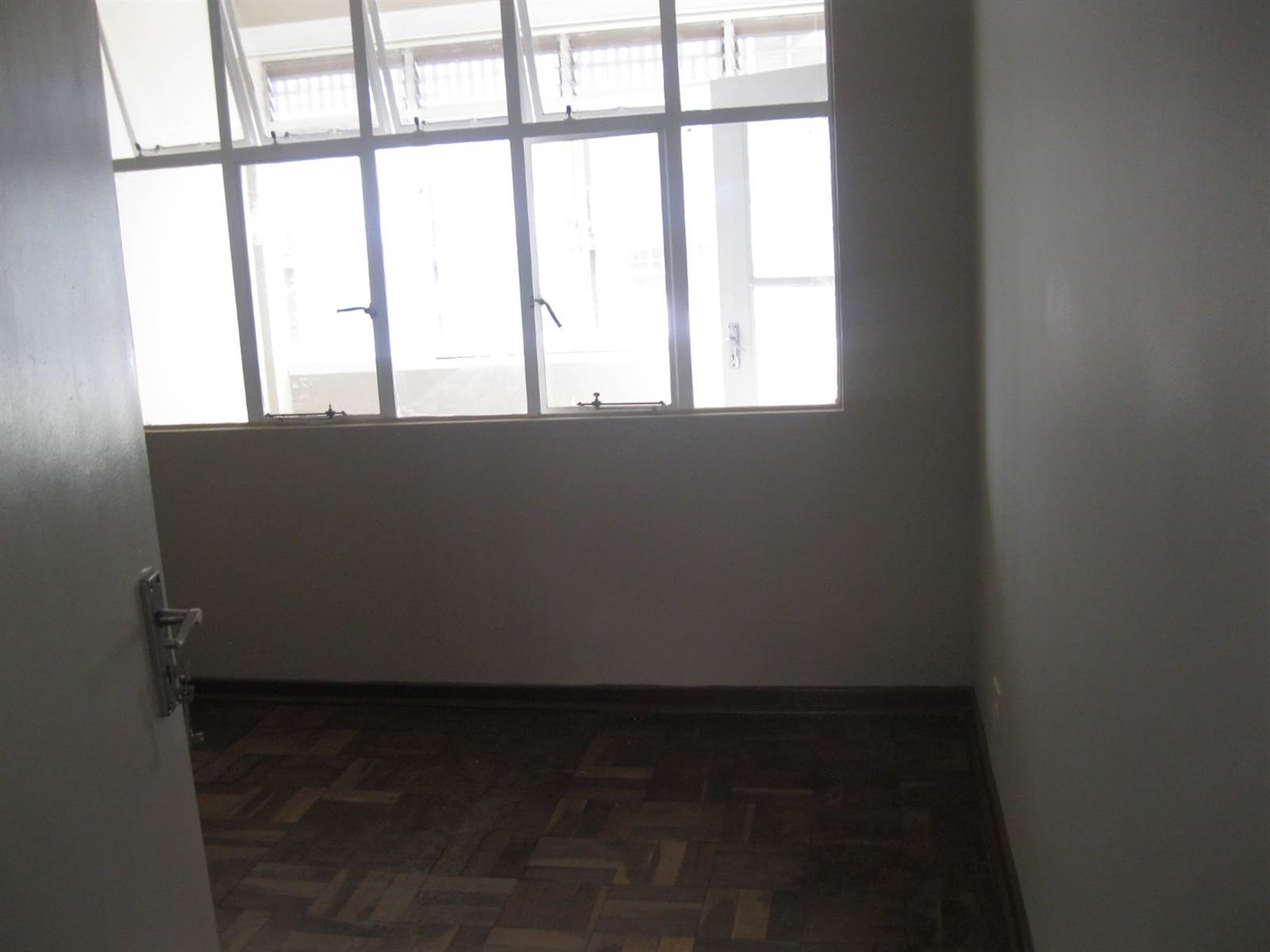 1.5 Bed Apartment in Sunnyside photo number 9