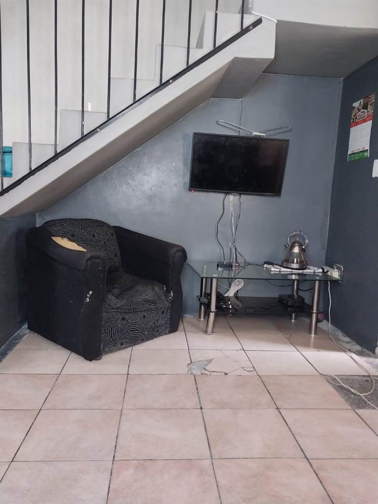 2 Bed Townhouse in Mitchells Plain photo number 3
