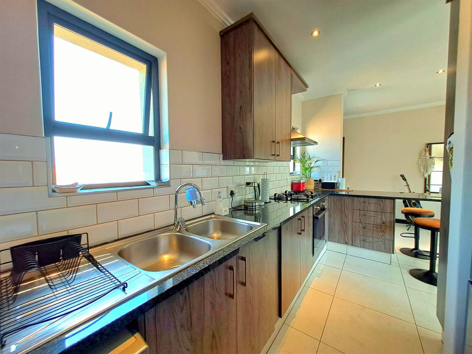 2 Bed Apartment in Willaway photo number 8