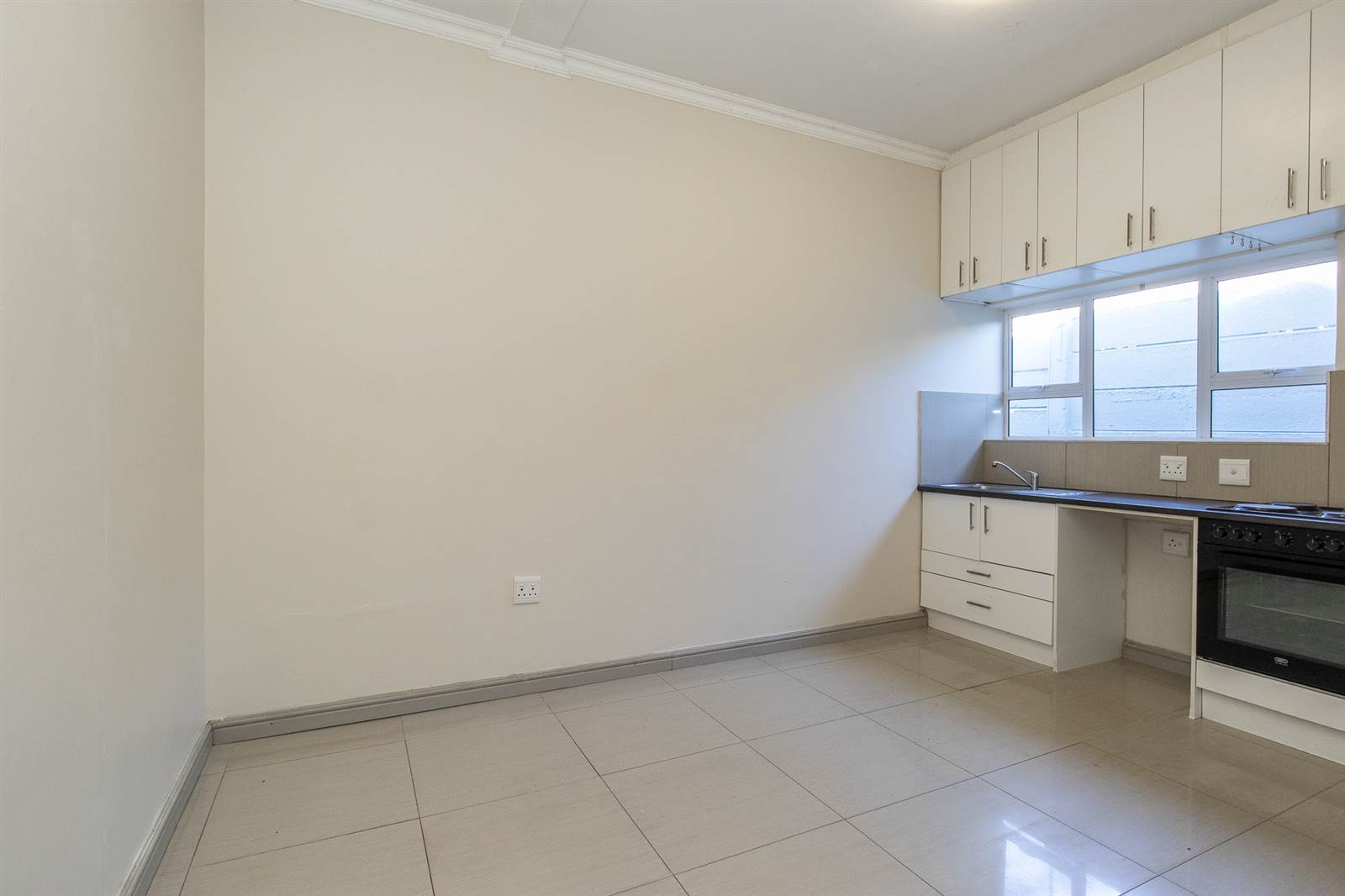 2 Bed Apartment in Muizenberg photo number 6