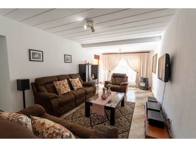 3 Bed Apartment in Sundowner photo number 5