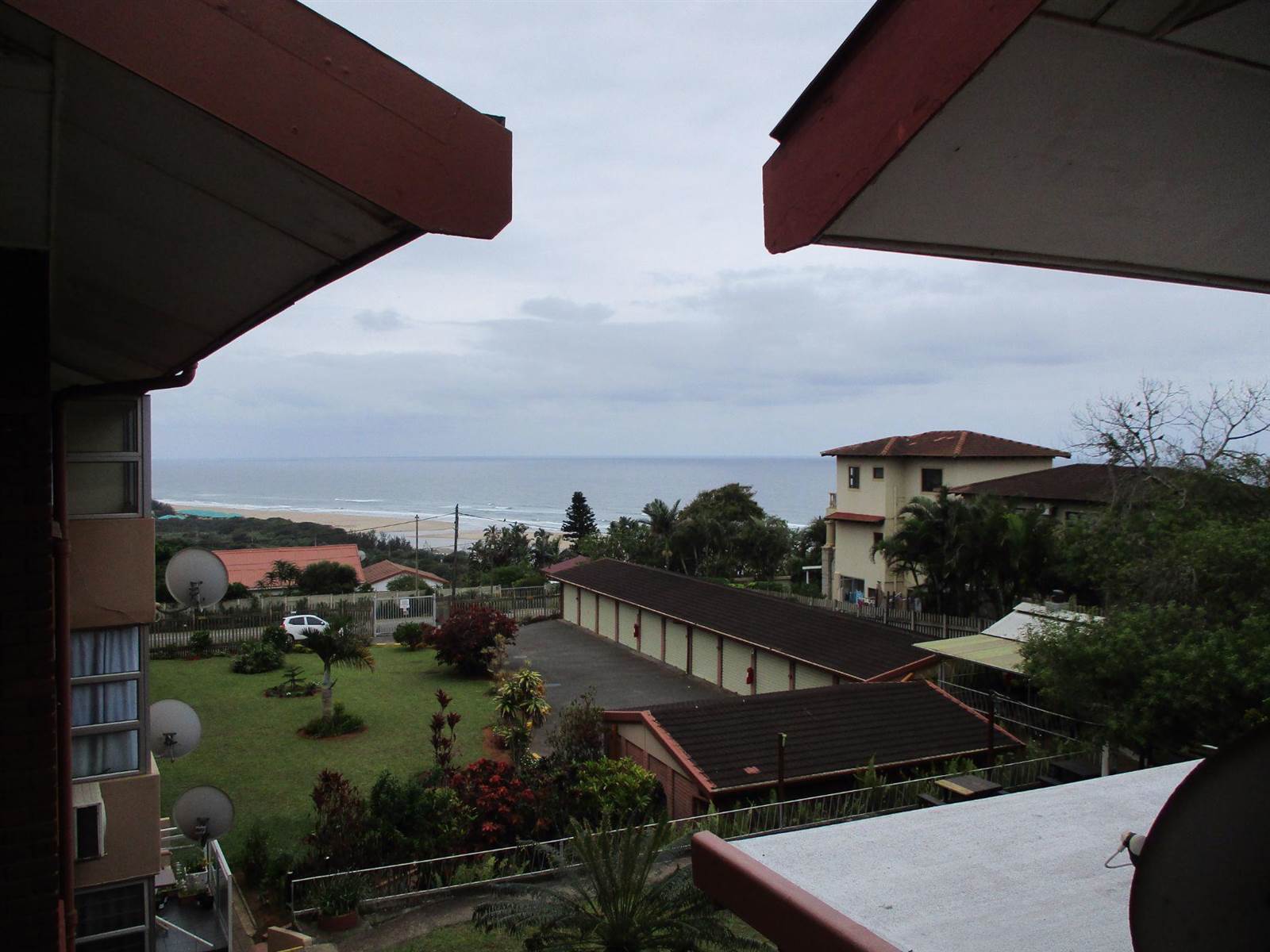 1 Bed Apartment in Illovo Beach photo number 2
