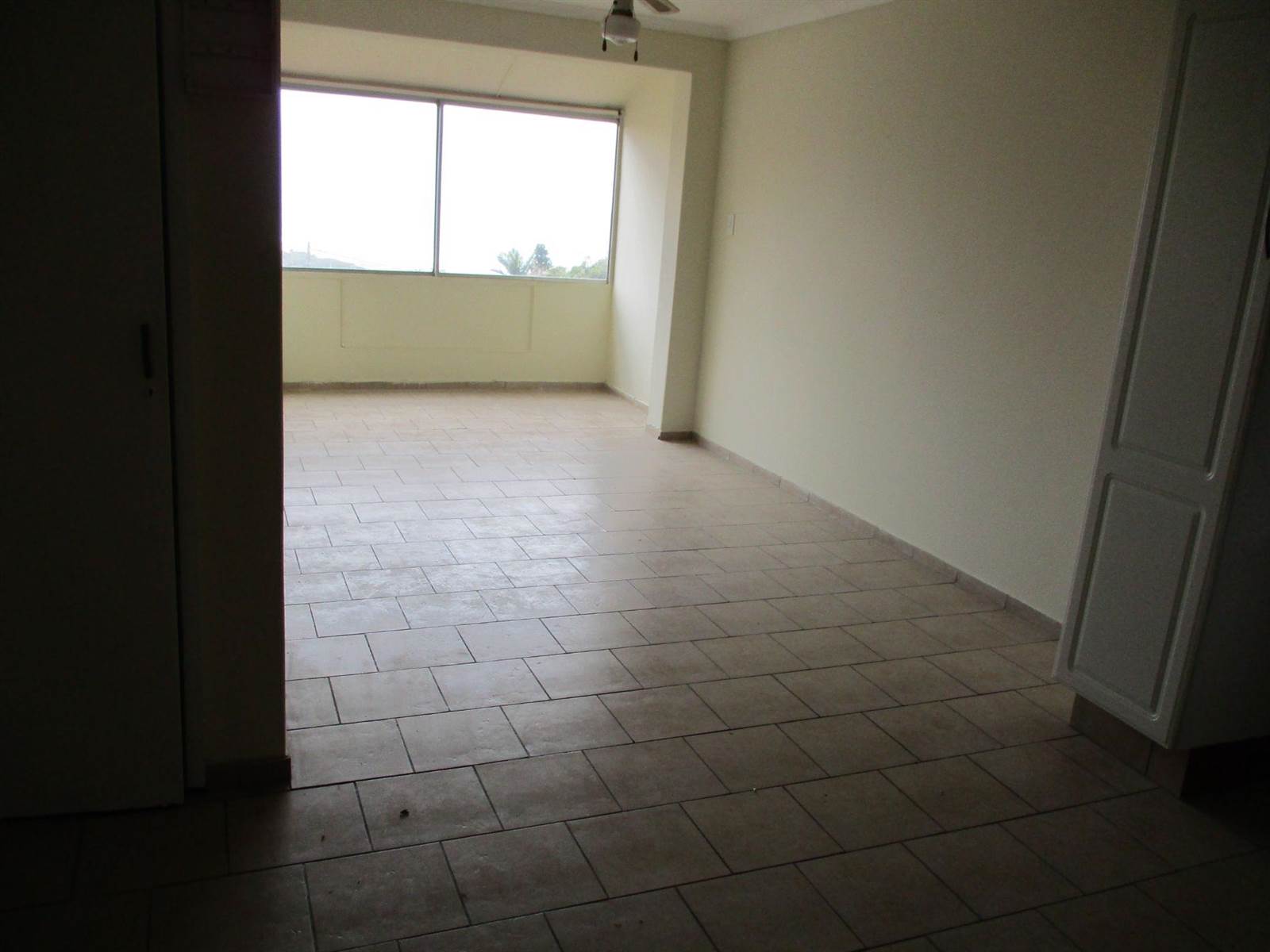 1 Bed Apartment in Illovo Beach photo number 5