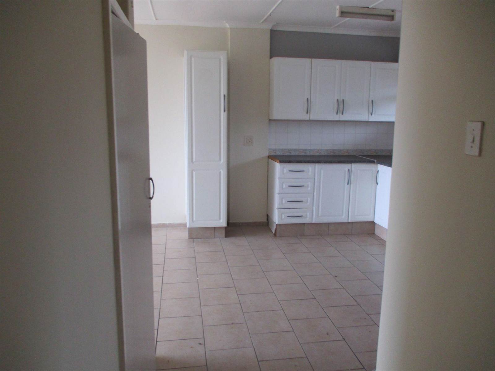 1 Bed Apartment in Illovo Beach photo number 12