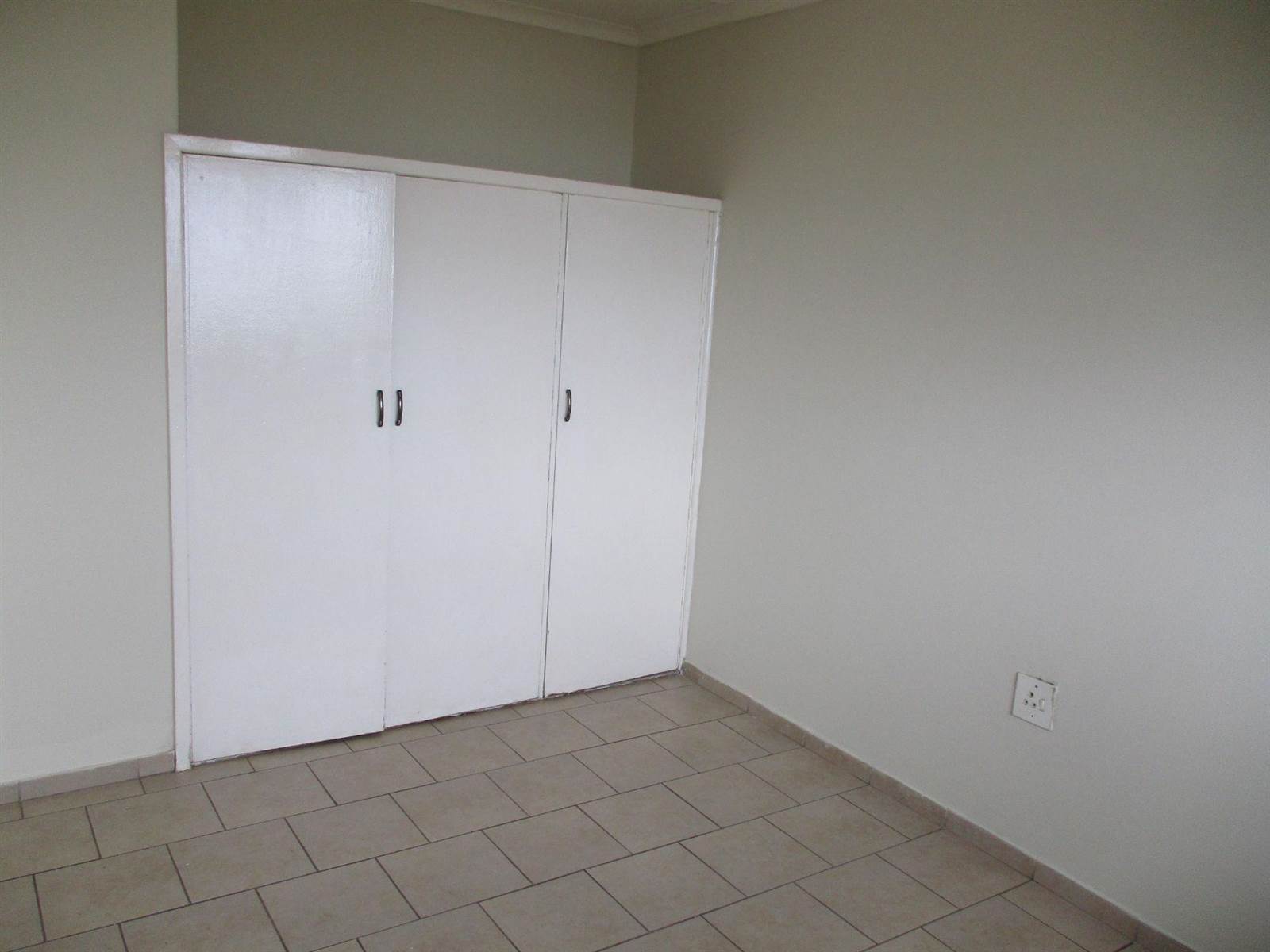 1 Bed Apartment in Illovo Beach photo number 9