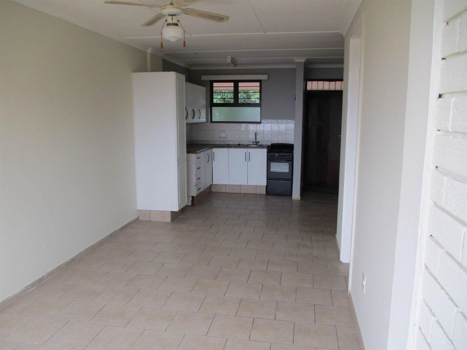 1 Bed Apartment in Illovo Beach photo number 4