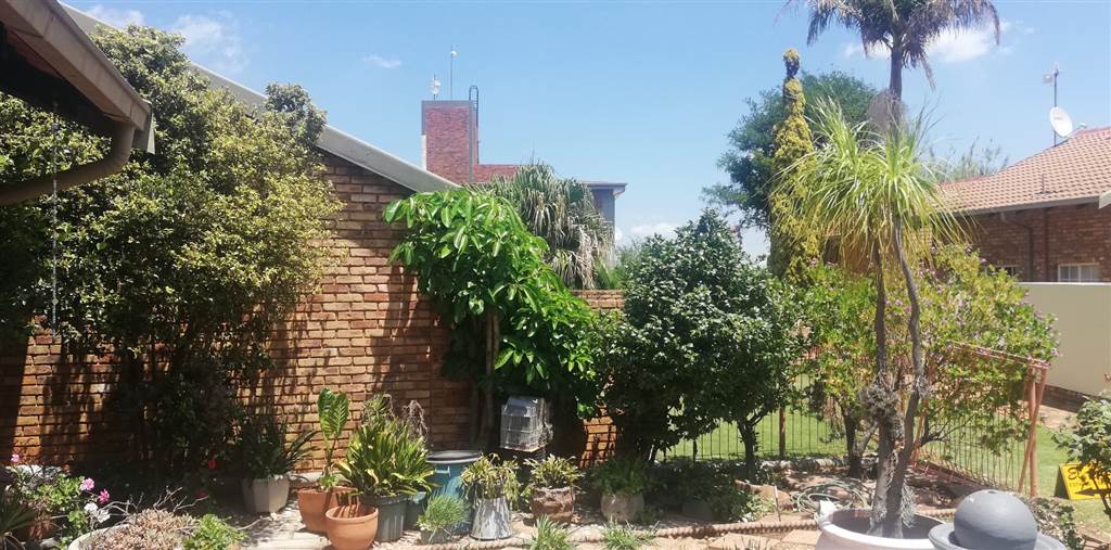 2 Bed Townhouse in Krugersdorp North photo number 24
