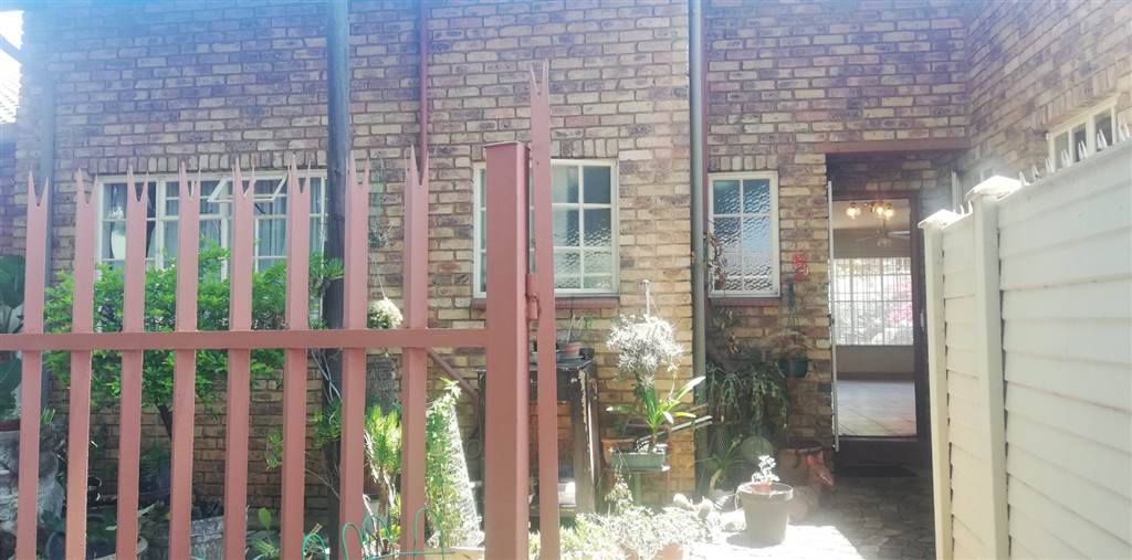 2 Bed Townhouse in Krugersdorp North photo number 22