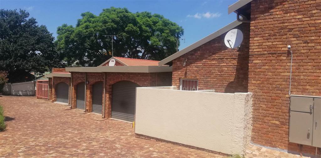 2 Bed Townhouse in Krugersdorp North photo number 25