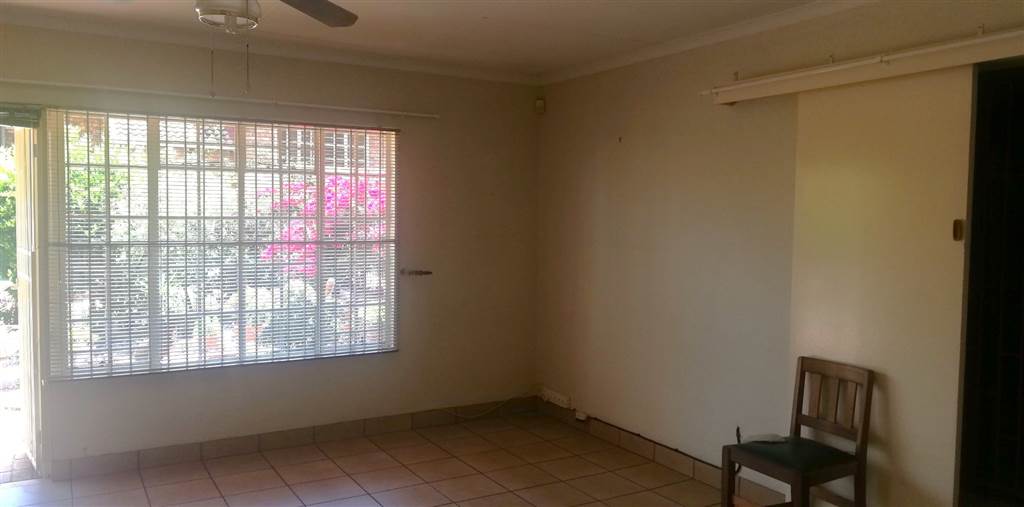 2 Bed Townhouse in Krugersdorp North photo number 2