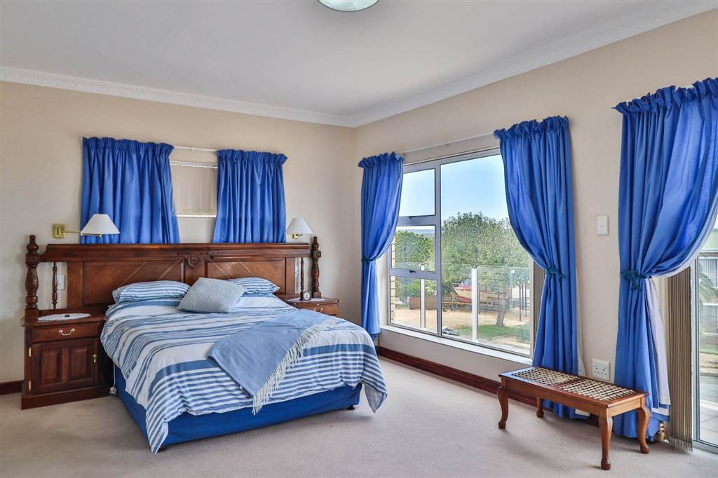 4 Bed House in Stilbaai photo number 12