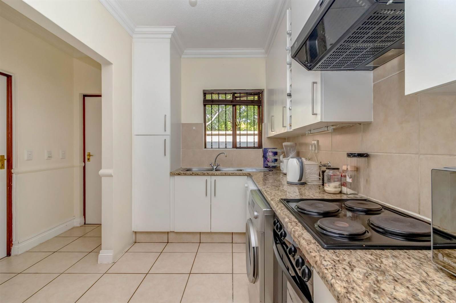 2 Bed Townhouse in Lonehill photo number 4
