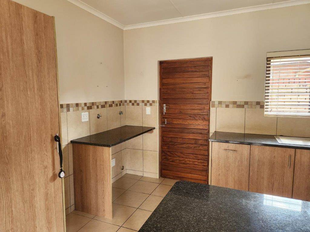 3 Bed Simplex in Olivedale photo number 6