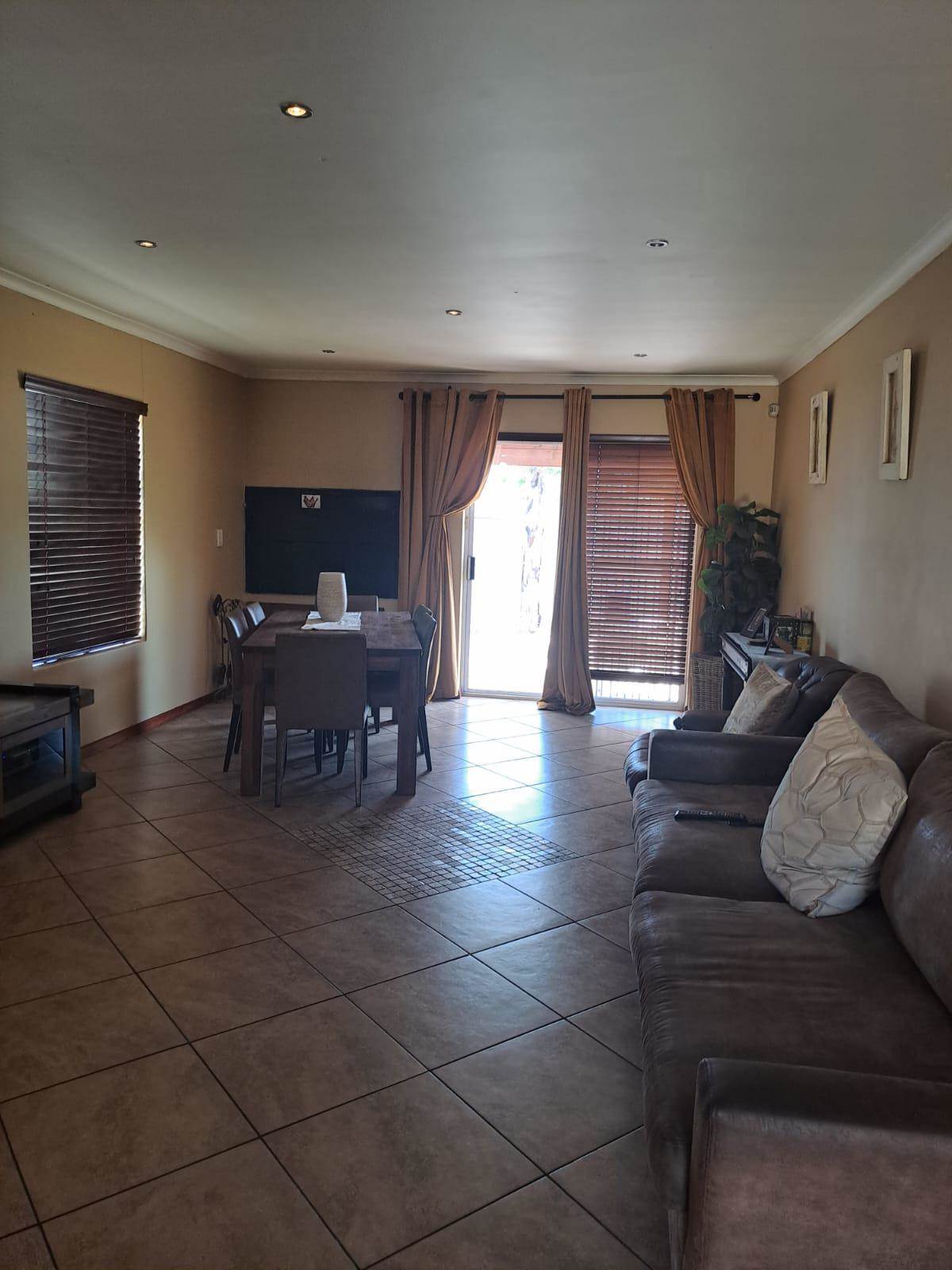 3 Bed House in Brackenfell Central photo number 10