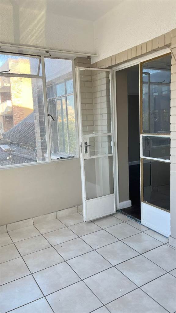 1 Bed Apartment in Port Elizabeth Central photo number 9
