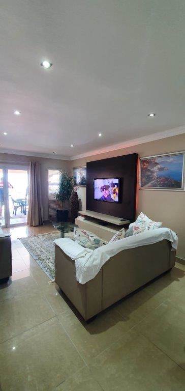 3 Bed Penthouse in Illovo Beach photo number 5