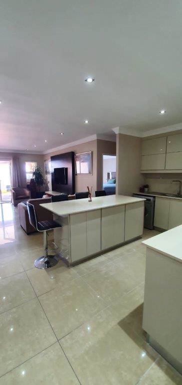 3 Bed Penthouse in Illovo Beach photo number 3