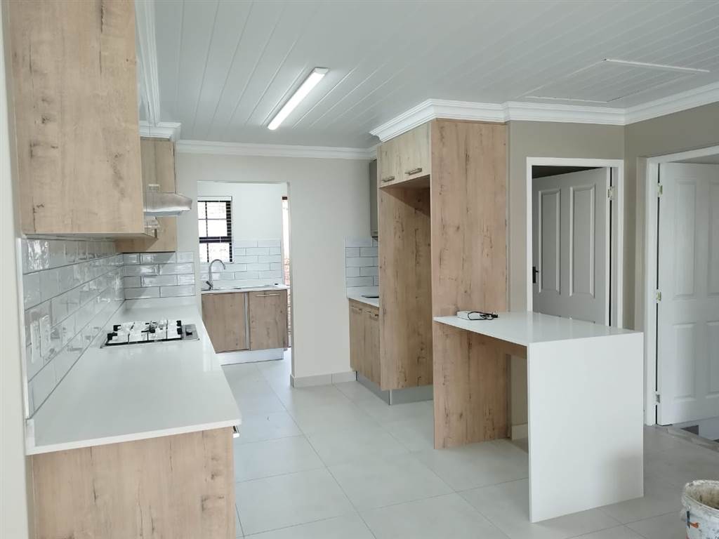 2 Bed House in Mossel Bay Central photo number 8