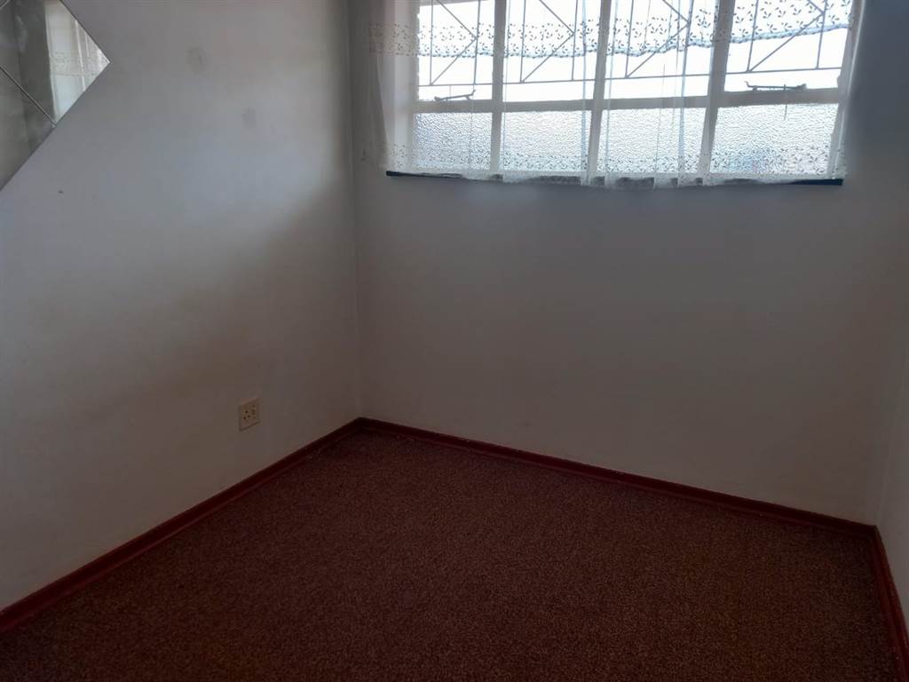 2 Bed Apartment in Carletonville photo number 8