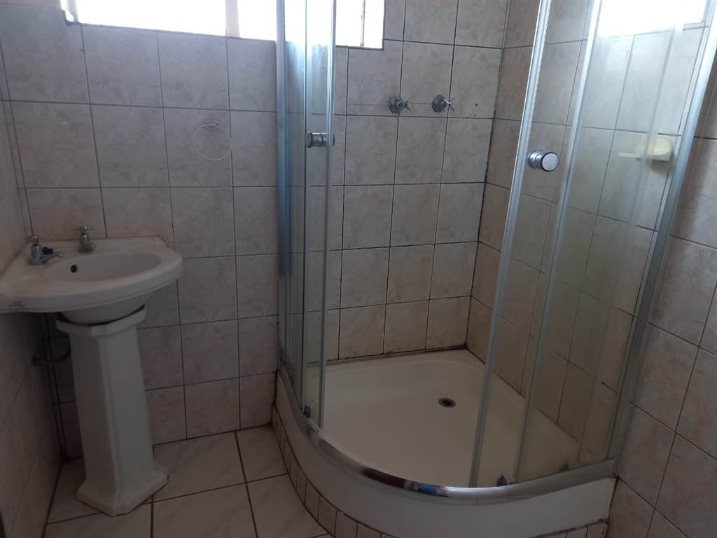 2 Bed Apartment in Carletonville photo number 7