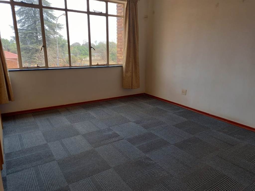 2 Bed Apartment in Carletonville photo number 11