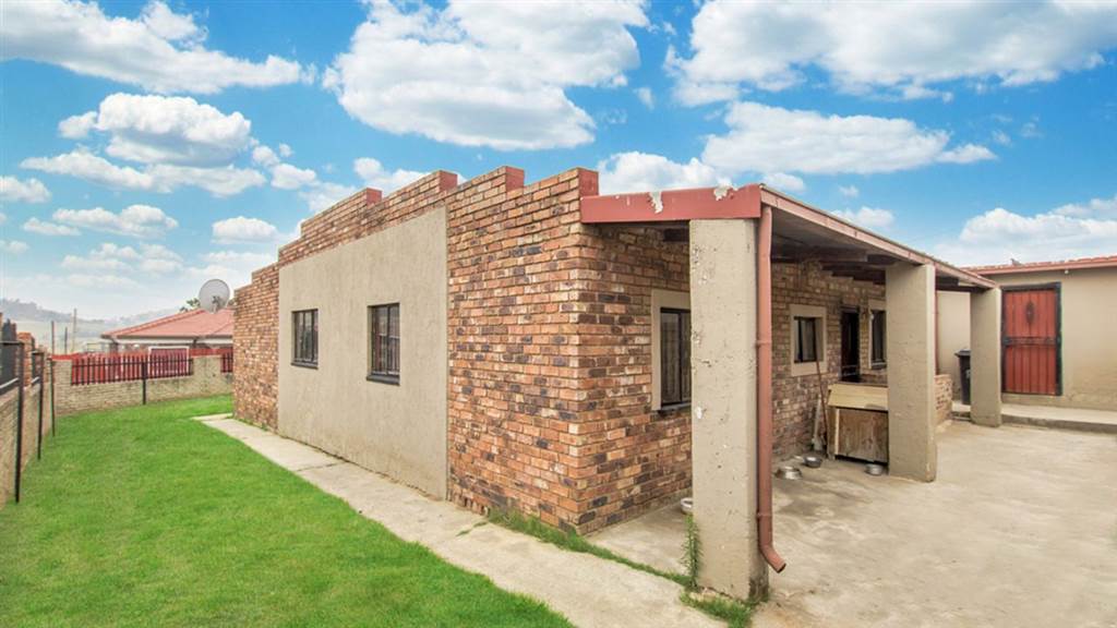 3 Bed House in Soweto Central photo number 18