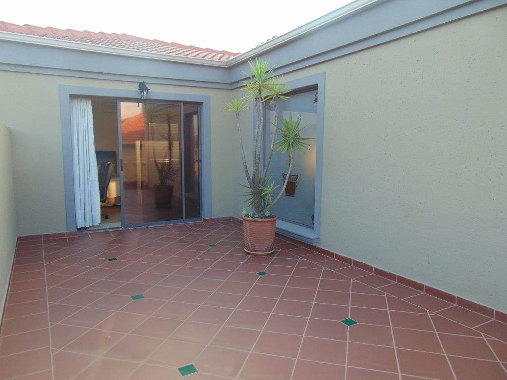 4 Bed House in Greenstone Hill photo number 16