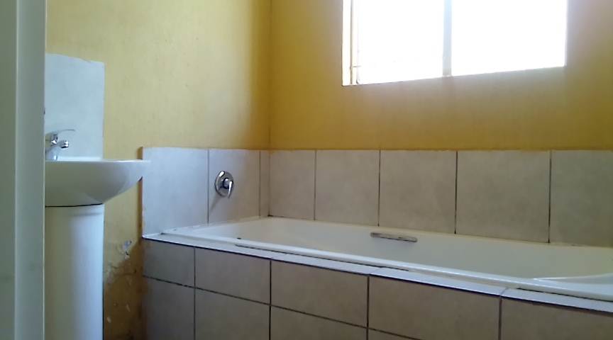 2 Bed House in Kagiso photo number 5